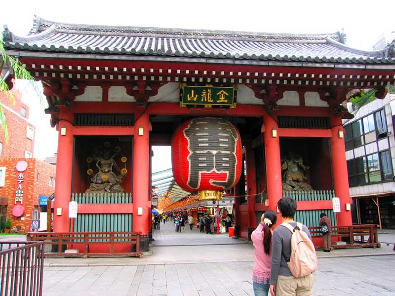 Cổng Kaminarimon hơn 1.000 năm tuổi với đặc trưng là chiếc đèn lồng đỏ cao gần 4m và nặng tới 700kg.