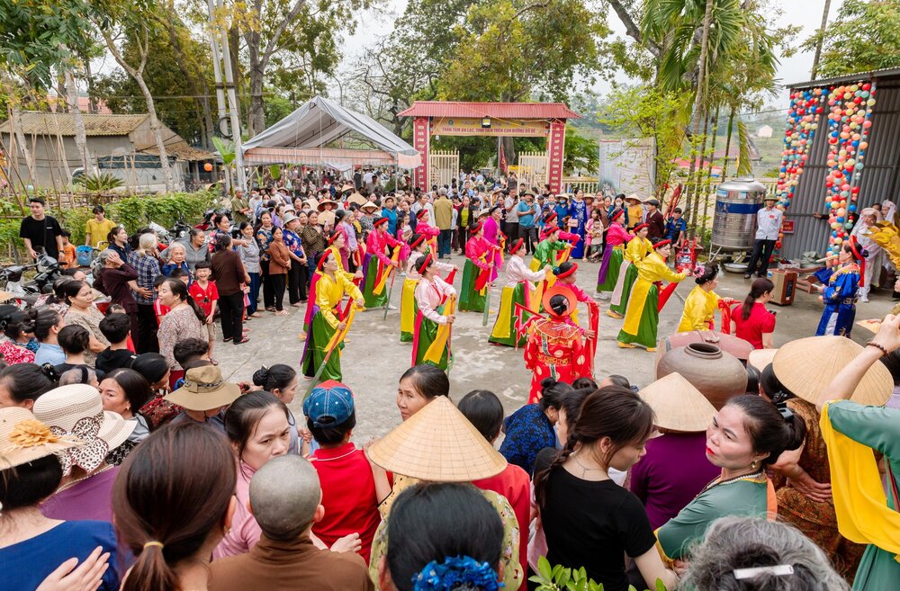 Song song với lễ rước nước tại sân chùa diễn ra các hoạt động văn hóa dân gian truyền thống