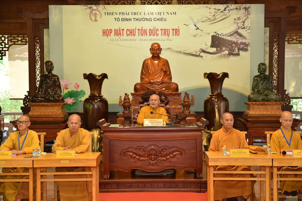 Trưởng lão Hòa thượng Thích Nhật Quang chủ trì buổi họp.