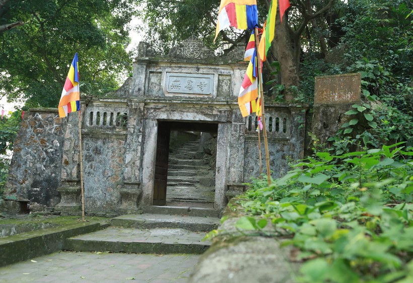 Cổng chính của chùa có ghi 3 chữ Hán là 'Vô Vi Tự' cùng với hơn 100 bậc đá để lên Nhà thờ Tổ, Nhà thờ Mẫu, gian chùa chính cùng với vách đá treo chuông.