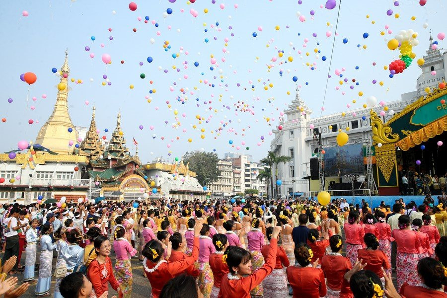 Người dân vui chơi trong lễ hội Thingyan hay lễ hội té nước đánh dấu sự khởi đầu năm mới tại đất nước Myanmar. Ảnh: Xinhua