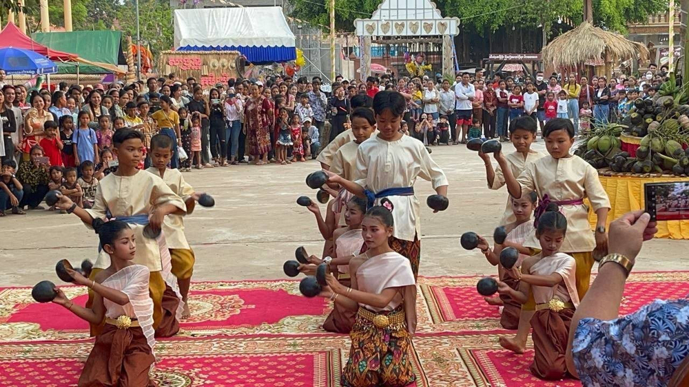 Tại tỉnh Kampong Chhnang (Campuchia), người dân đón năm mới tràn đầy niềm vui và đoàn kết. Tết cũng là thời gian các thành viên gia đình sum họp, thờ cúng ông bà tổ tiên. Ảnh: Khmertimes