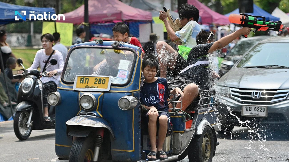 Từ ngày 13 - 16/4, người dân địa phương và du khách đến Thái Lan hào hứng tham gia lễ hội Songkran hay năm mới truyền thống của Thái Lan bằng cách té nước vào nhau để thanh tẩy điều xui xẻo trong năm cũ, cầu chúc may mắn năm mới. Ảnh: Nation