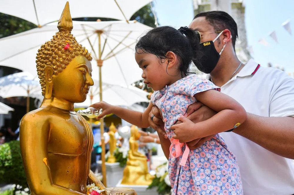 Trong nghi lễ đón năm mới truyền thống của người dân Thái Lan không thể thiếu nghi lễ tắm Phật để cầu xin phước lành. Ảnh: Reuters