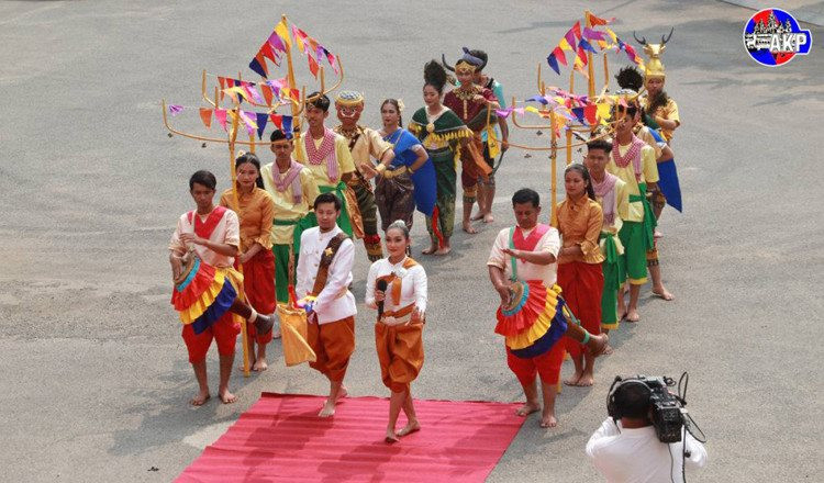 Troddi là một trong những điệu múa dân gian Khmer xuất hiện nhiều nhất vào dịp tết cổ truyền của Campuchia Chol Chnam Thmay nhằm xua đuổi điều xui xẻo, ước nguyện điều tốt đẹp trong năm mới, mùa màng bội thu. Ảnh: Khmertimes