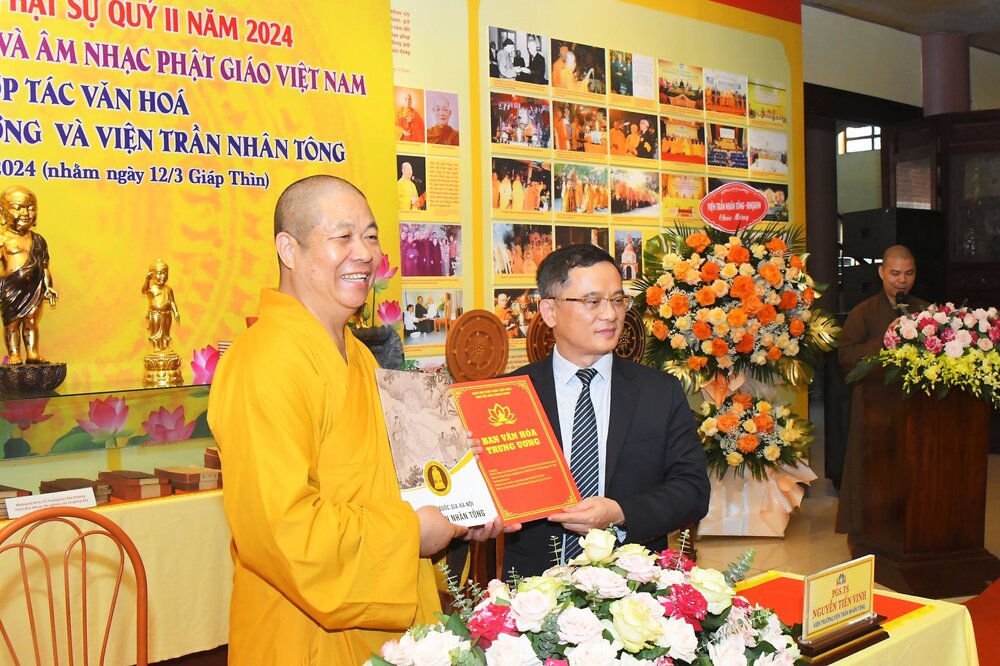 Ban Văn hóa T.Ư và Viện Trần Nhân Tông, Đại học Quốc gia Hà Nội trao biên bản ký kết hợp tác