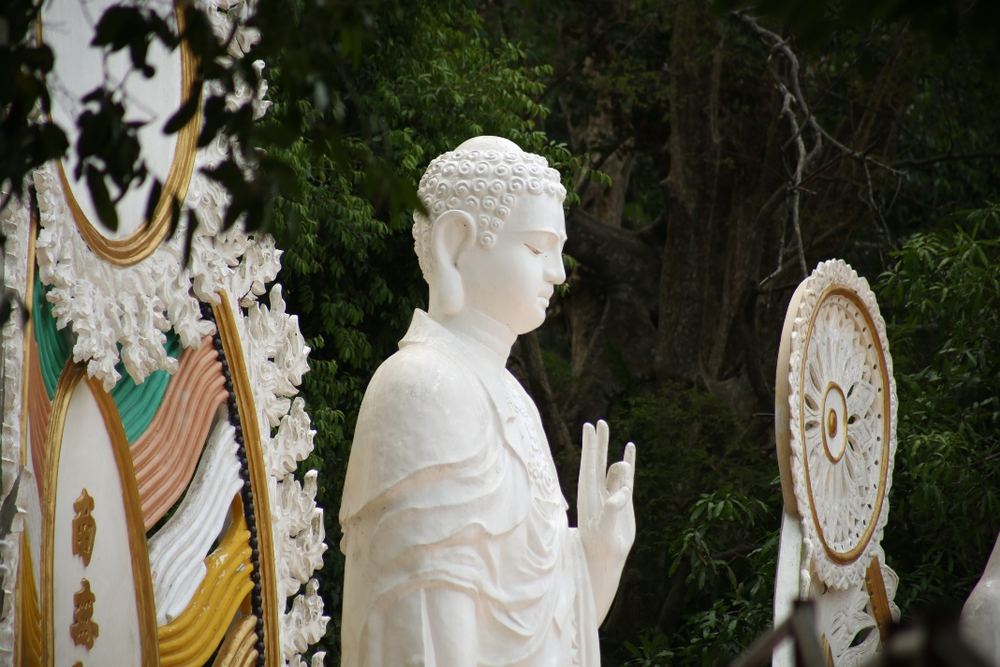 Một tượng Phật làm bằng đá cẩm thạch trắng ở chùa. Ảnh: Thế Kỳ.