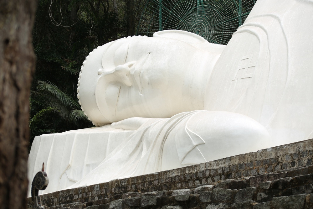 Tượng được tạo ở thế nằm nghiêng, tựa lưng vào vách núi. Ảnh: Thế Kỳ.