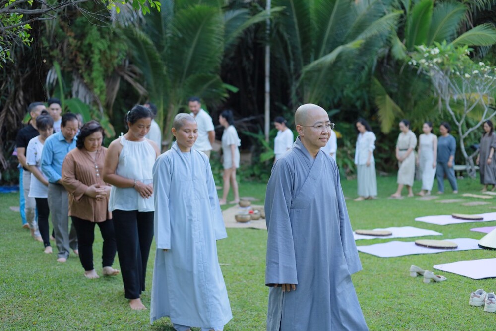 Sau khi quán niệm hơi thở, thiền tọa, lắng nghe chia sẻ của Ni sư giáo thọ, đại chúng thiền hành bằng chân trần, tiếp xúc với đất mẹ một cách chánh niệm