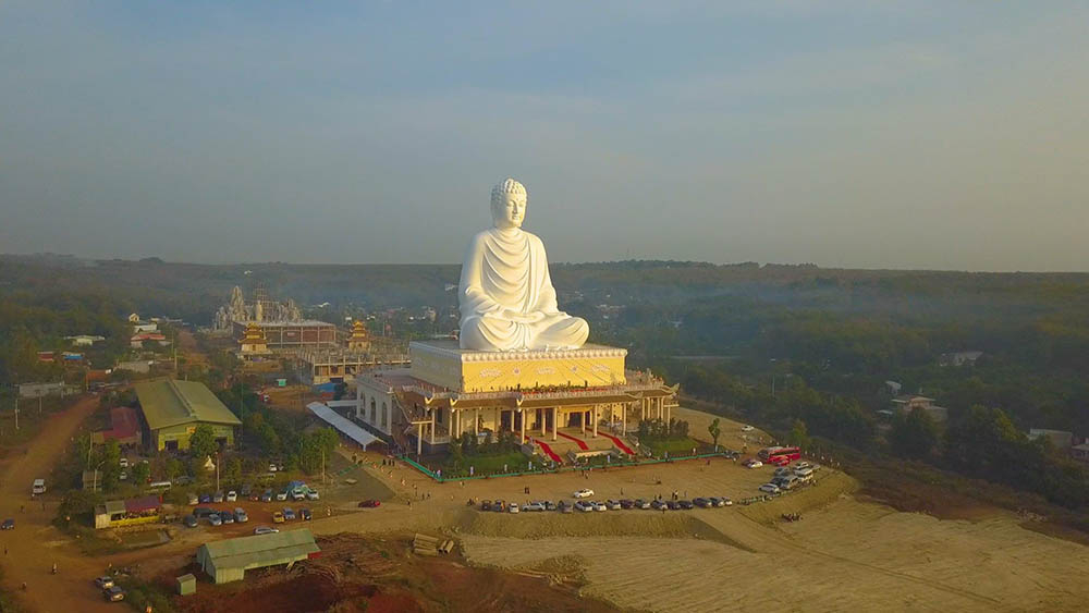 Tượng Phật Thích Ca Mâu Ni, thuộc Chùa Phật Quốc Vạn Thành, Bình Phước, được xây dựng trên diện tích 8.100m2, cao 73m. Bức tượng Phật màu trắng hiện lên vô cùng nổi bật giữa không gian rộng lớn nơi đây.