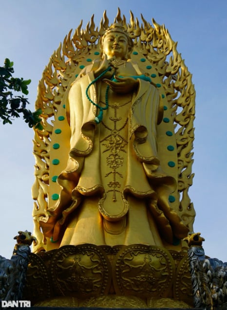 Tượng Phật đôi Quan Thế Âm có chiều cao khoảng 30m (Ảnh: Doãn Công).