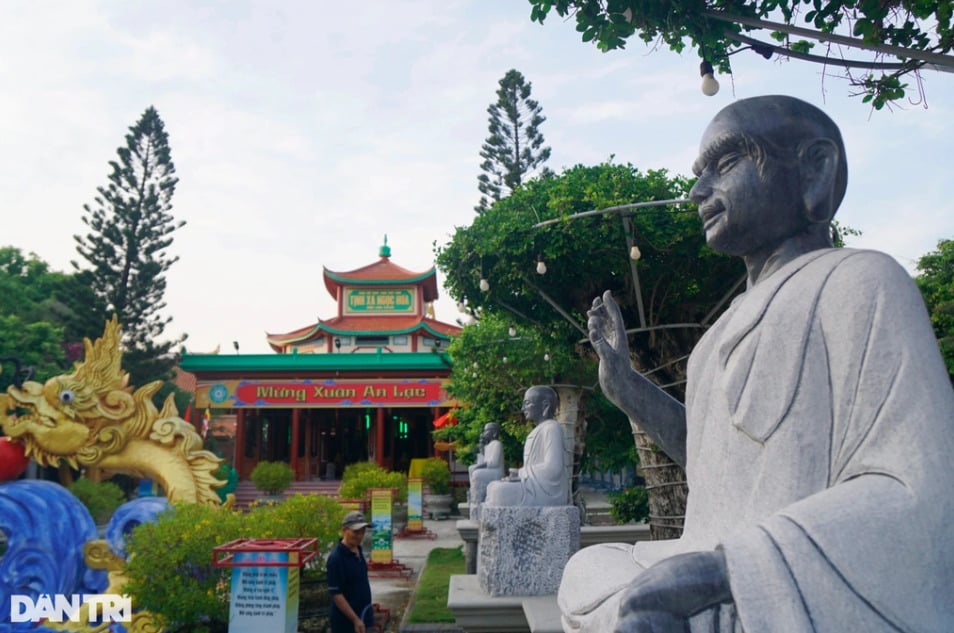 Trước cổng chính điện được đặt nhiều tượng của các vị tôn giả là đại đệ tử của Phật (Ảnh: Doãn Công).