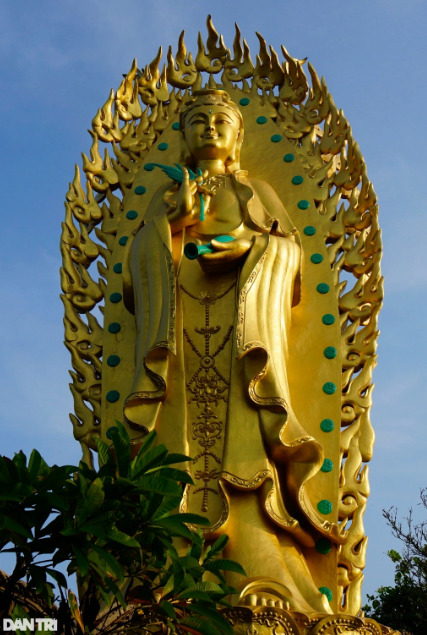 Tượng Phật đôi Quan Thế Âm ở Tịnh xá Ngọc Hòa có ý nghĩa tâm linh với người dân ở xã bán đảo Nhơn Lý (Ảnh: Doãn Công).