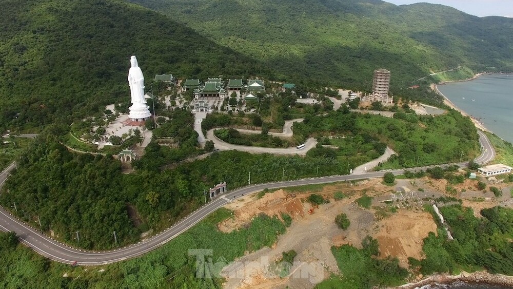 Chùa Linh Ứng Đà Nẵng là một trong những điểm đến du lịch tâm linh lý tưởng tại Đà Nẵng. Du khách đến đây có thể thư giãn, tìm về sự bình yên giữa chốn linh thiêng thanh tịnh.