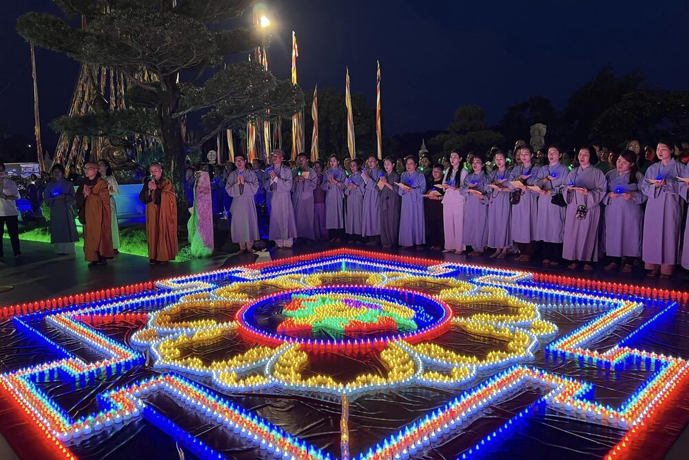 Nghi thức Cúng dàng đèn Hoa đăng mừng Phật đản với hàng nghìn ngọn nến xếp theo đồ hình Mandala Kim Cương thừa