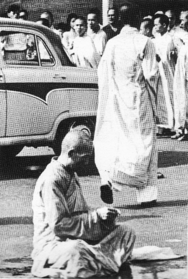 Ngài tự tay bật lửa - Ảnh: Malcolm Browne/AP