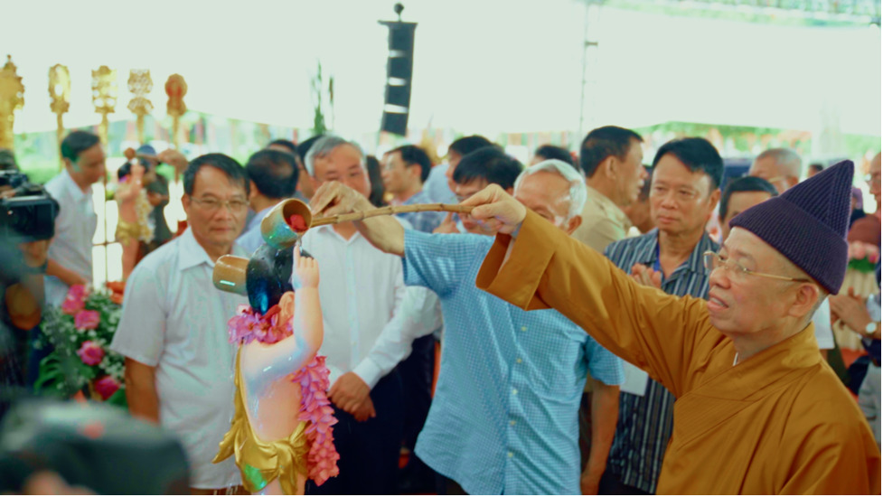Hòa thượng Thích Thanh Quyết thực hiện nghi thức tắm Phật.