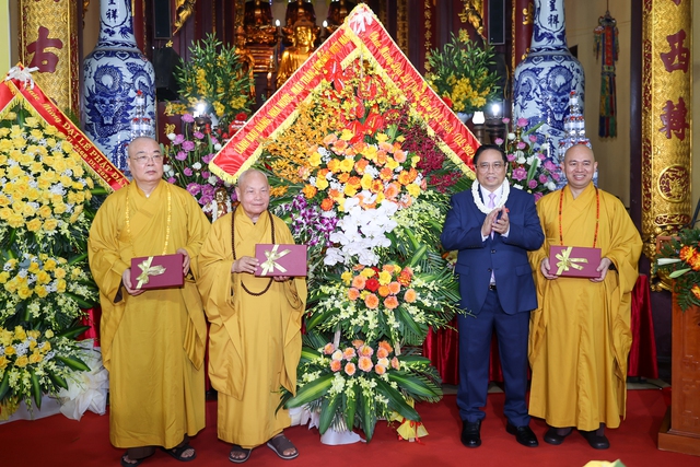 Thủ tướng chúc mừng các thành viên Hội đồng Trị sự Giáo hội Phật giáo Việt Nam nhân dịp Đại lễ Phật đản - Ảnh: VGP/Nhật Bắc.