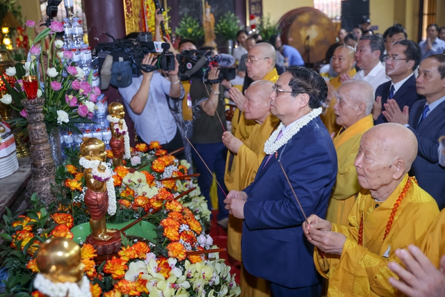 Thủ tướng cùng Hội đồng Trị sự Giáo hội Phật giáo Việt Nam thắp hương cầu cho quốc thái dân an - Ảnh: VGP/Nhật Bắc.