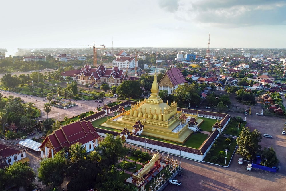 Nằm ở trung tâm thủ đô Viêng Chăn, Thạt Luổng hay Pha That Luang là một công trình Phật giáo mang tính biểu tượng của đất nước Lào. Ảnh: Expedia.
