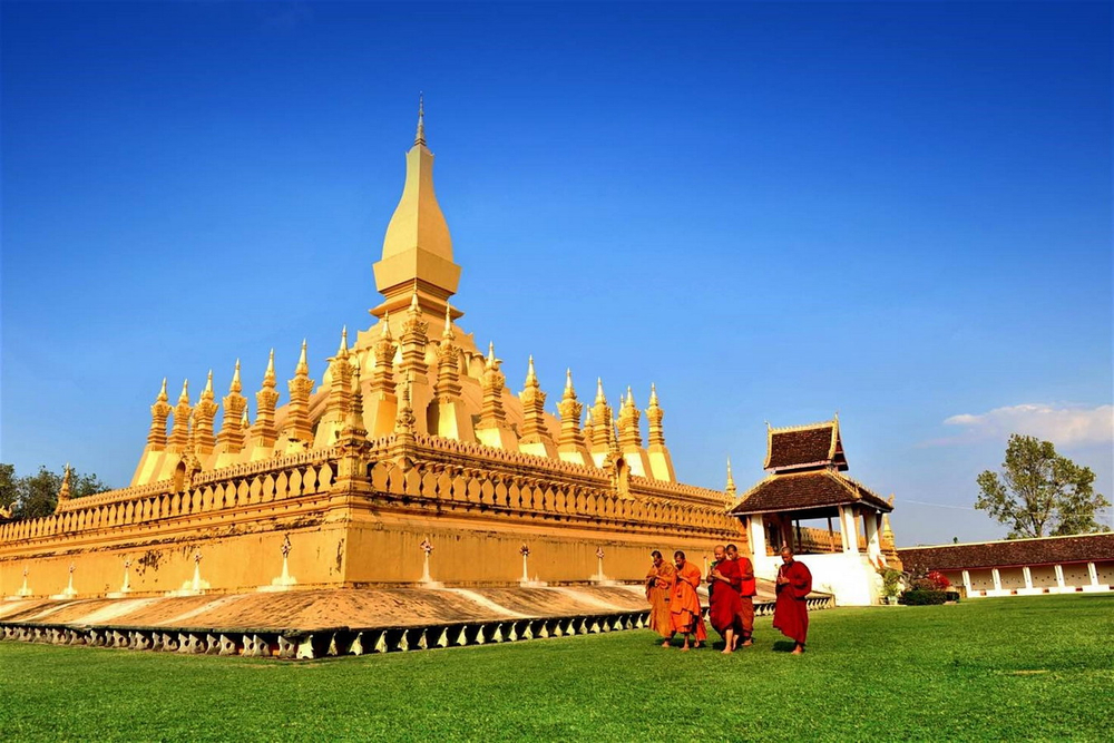 Trên đài sen là bệ cao hình vuông. Chân bệ là những nấc vuông càng lên cao càng nhỏ lại để rồi phình ra ở trên thành một gờ nổi lớn hơi ngả ra ngoài làm chỗ đứng vững chãi cho hình quả bầu thon thả phía trên. Ảnh: Hung Heuang.