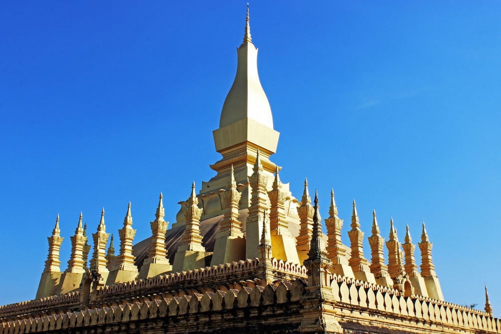 Bao quanh tháp lớn là hàng chục tháp phụ, cũng được thếp vàng rực rỡ. Ảnh: Ourglobaltrek.