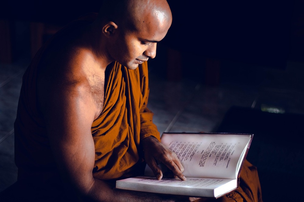 Nhà sư nghiên cứu giới luật. Ảnh: Pyxabay
