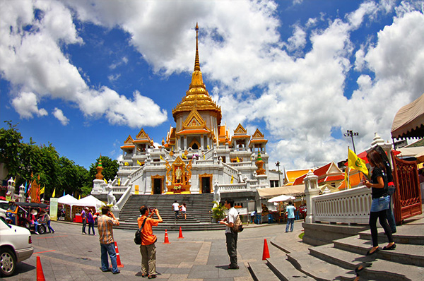 Khách du lịch tham quan một ngôi chùa ở Thái Lan