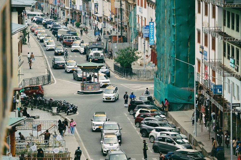 Bhutan không có đèn hiệu giao thông mà chỉ có một số ít cảnh sát giao thông đứng điều phối luồng xe. “Ở những vạch trắng qua đường dành cho người đi bộ, mình đã thử đi rất nhiều lần, lần nào thấy có người đi bộ cần qua thì xe hơi cũng chủ động dừng lại nhường đường. Việc đó tạo cho mình cảm giác an toàn và cảm kích”, Tâm Bùi chia sẻ.