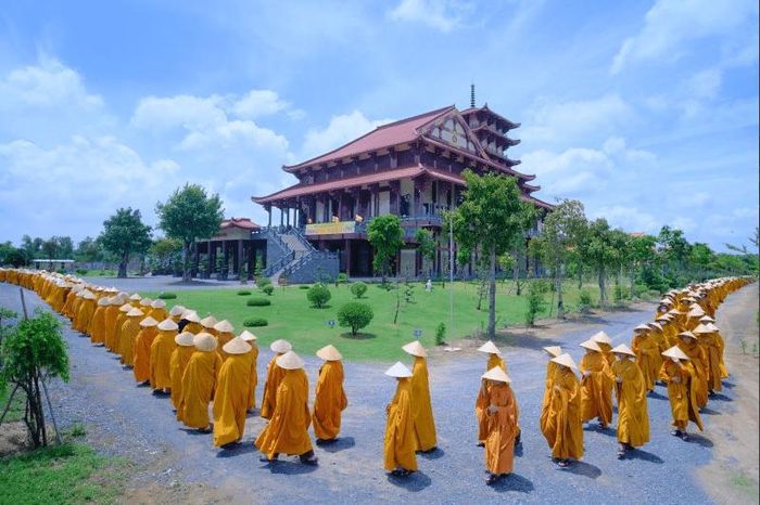 Đức Phật là tấm gương sáng, để chúng ta nương theo, là vị Thầy lớn của đời chúng ta, là đối tượng chúng ta tôn thờ, và quyết tâm đi theo con đường mà Ngài đã chỉ dạy.