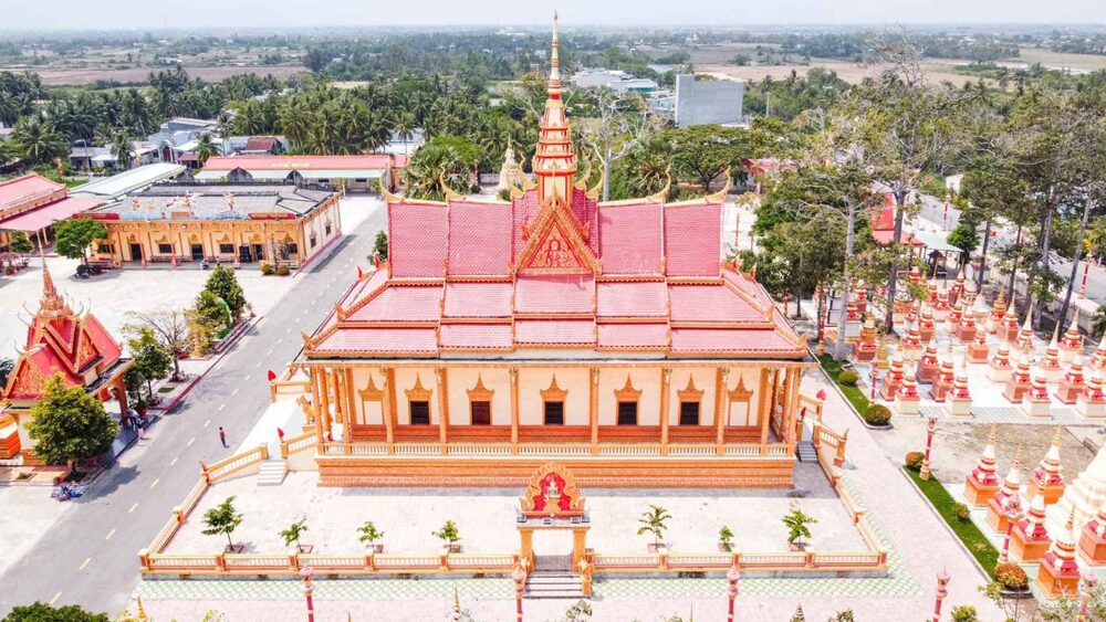 Chùa Xiêm Cán tọa lạc tại xã Vĩnh Trạch Đông, cách trung tâm thành phố Bạc Liêu hơn 10km. Chùa mang kiến trúc Angkor Khmer truyền thống, chánh điện chùa Xiêm Cán có hình chữ nhật, có 18 bậc thang để đi lên. Ảnh: Henry Dương