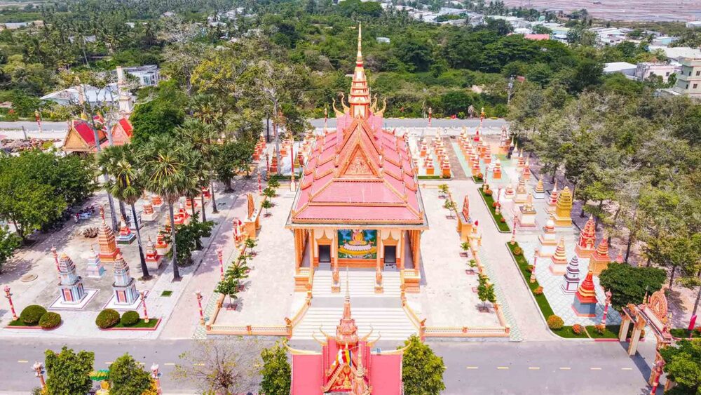 Ngôi chùa có gam màu tương tự như những ngôi chùa Khmer khác. Đó là sắc vàng đậm rực rỡ, pha thêm gam màu đỏ cam để tạo điểm nhất. Ảnh: Henry Dương