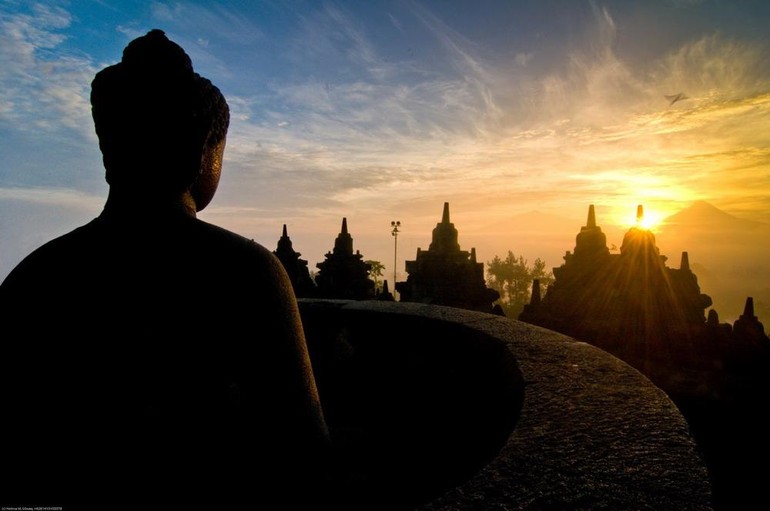 Đức Phật đã dạy các pháp đều vô ngã, nghĩa là vạn vật hữu tình hay vô tình - tất cả không có bản ngã hay thực thể.