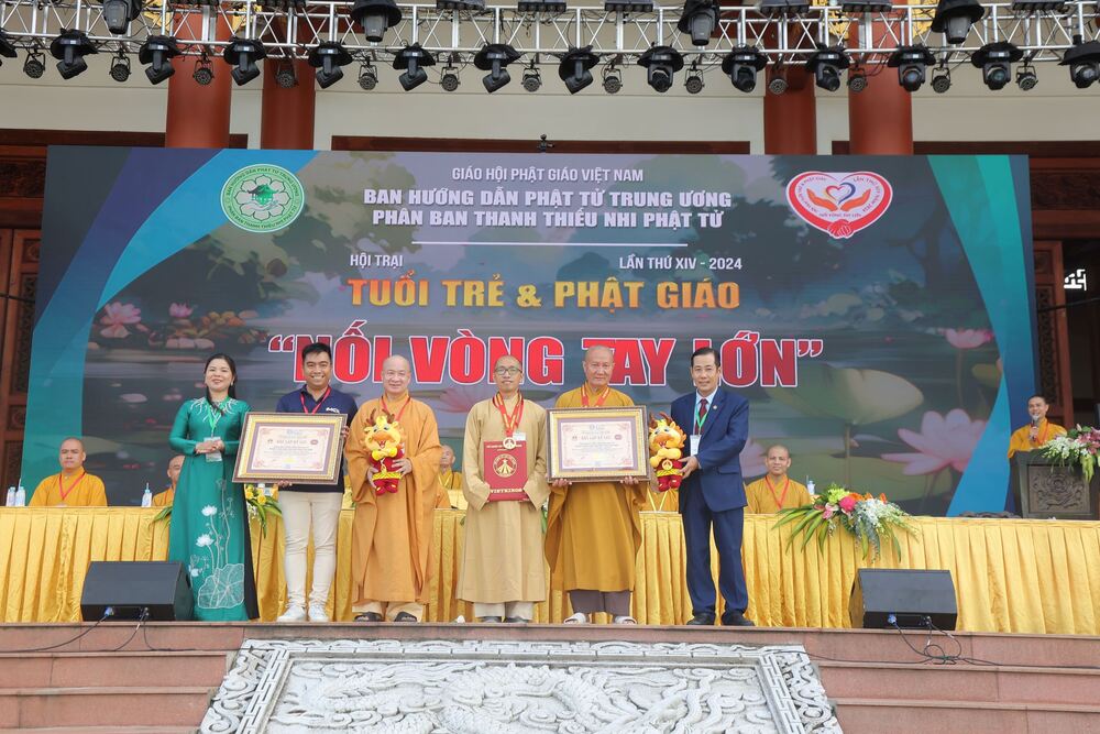 Ông Dương Duy Lâm Viên - Tổng Thư ký Trung ương Hội Kỷ lục gia Việt Nam, Viện trưởng Viện Kỷ lục Việt Nam và bà Nguyễn Thị Quỳnh Ngọc đại diện trao bằng xác lập Kỷ lục đến đại diện Phân ban Thanh Thiếu nhi Phật tử - Trung ương Giáohội Phật giáo Việt Nam (Ảnh: VietKings)