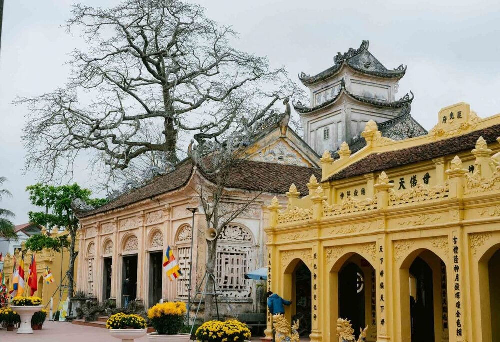 Kiến trúc chùa có sự kết hợp khéo léo giữa yếu tố cổ truyền với kiến trúc Gothic phương Tây. Ảnh: Hồng Sơn – Tâm Nguyễn.
