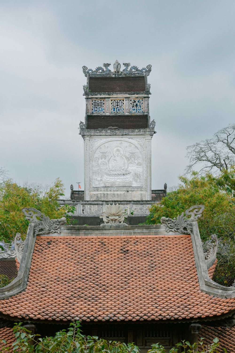 Chùa Cổ Lễ không chỉ rộng mà còn khá cao với kết cấu mái vòm kiên cố. Ảnh: Hồng Sơn – Tâm Nguyễn.