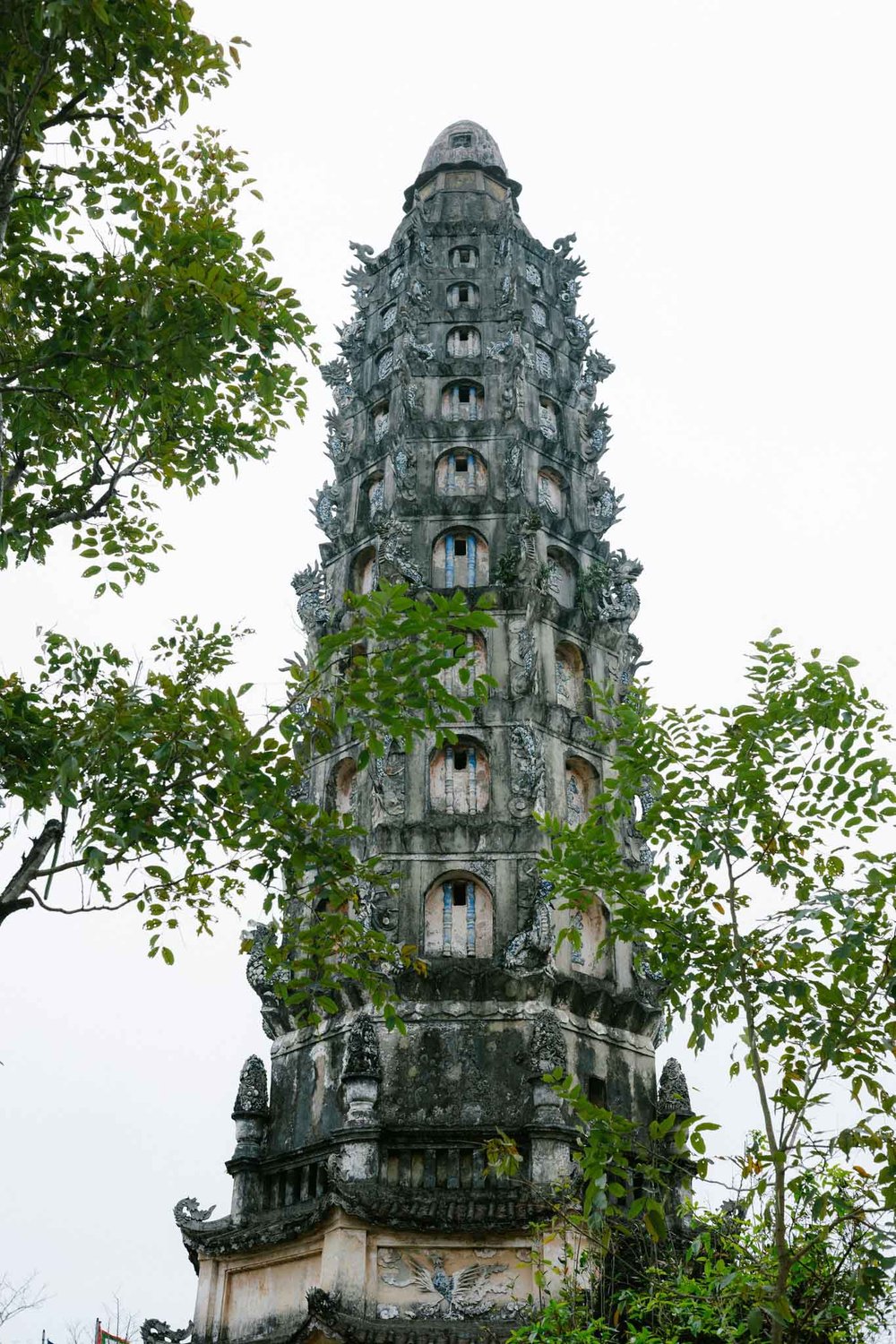 Tháp Cửu phẩm Liên hoa là “điểm nhấn” quan trọng trong quần thể kiến trúc chùa Cổ Lễ. Ảnh: Hồng Sơn – Tâm Nguyễn.