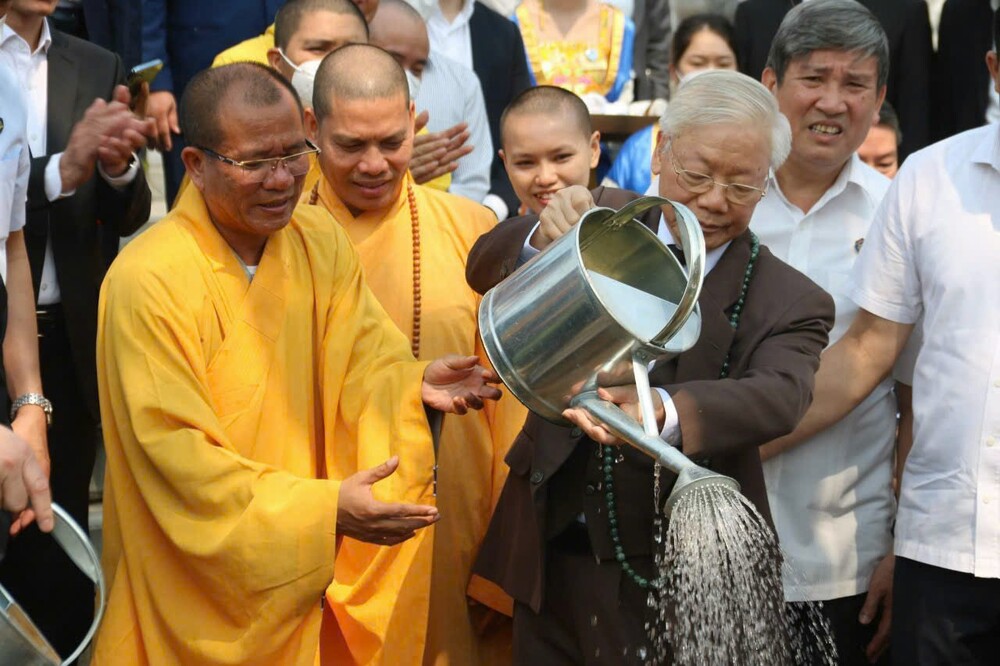 Tổng Bí thư Nguyễn Phú Trọng và các vị đại biểu trồng cây lưu niệm trước Cung Trúc Lâm Yên Tử.