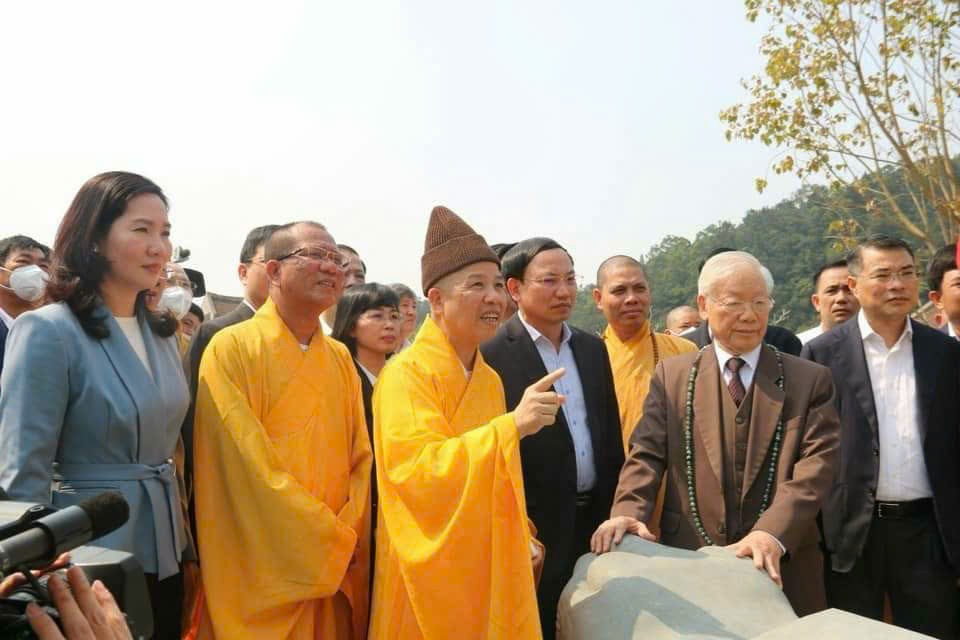 Tổng Bí thư Nguyễn Phú Trọng trước tấm bia tôn vinh Phật hoàng Trần Nhân Tông.