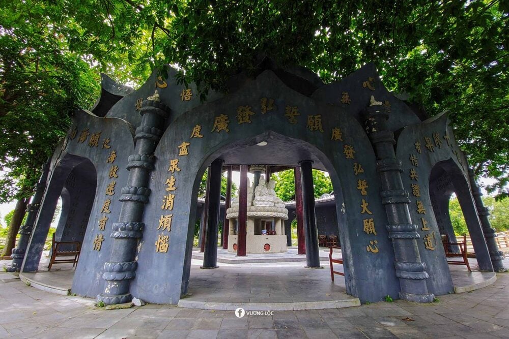 Thời phong kiến, ngôi chùa chủ yếu dành cho các vị vua đến lễ Phật, còn người dân chỉ được vào lễ bái khi có lễ hội nên dân gian gọi là chùa Vua. Chùa thờ Bồ tát Pháp Vũ hiện thân là nữ nên người dân cũng gọi là chùa Bà. Ảnh: Vương Lộc