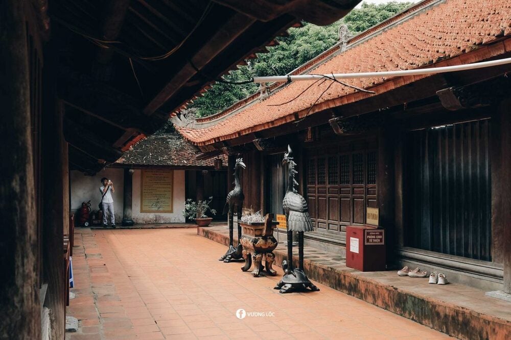 Theo cuốn sách cổ bằng đồng hiện vẫn đang được lưu ở chùa Đậu, chùa được khởi công xây vào thế kỷ thứ 3, cùng thời điểm xuất hiện sự tích về Phật mẫu Man Nương và hệ thờ Phật Tứ Pháp (bao gồm Pháp Vân, Pháp Vũ, Pháp Lôi, Pháp Điện). Ảnh: Vương Lộc