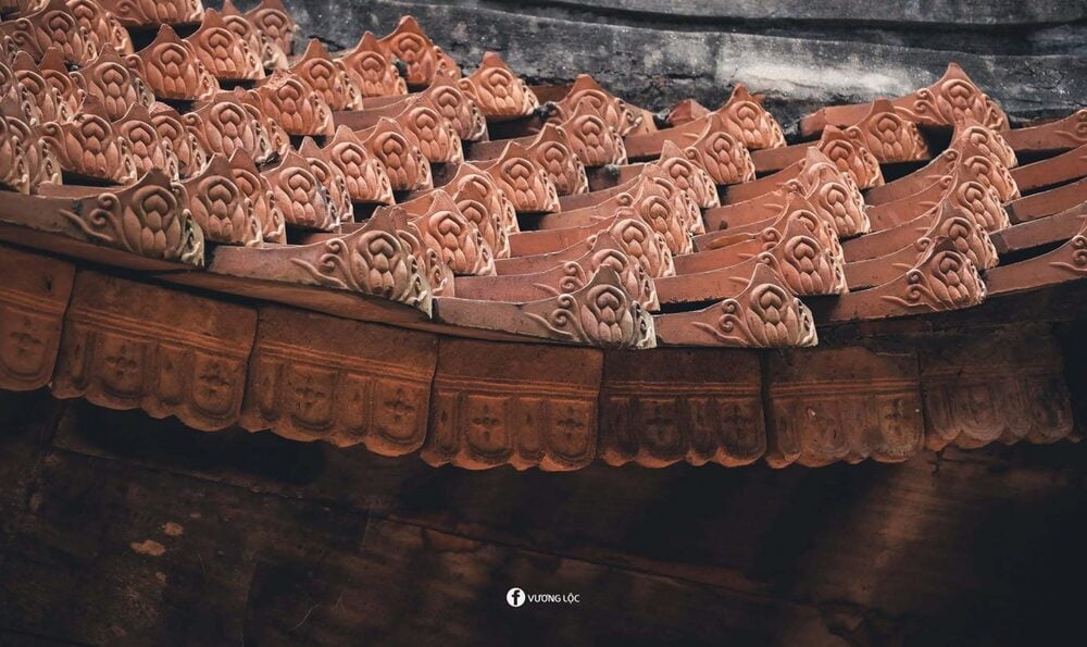 Dưới thời vua Lê Thần Tông (thế kỷ thứ 17), chùa bị xuống cấp, sau đó được trùng tu lại, uy nghiêm và khang trang hơn. Trong ảnh là một góc mái ngói chùa Đậu hiện tại. Ảnh: Vương Lộc