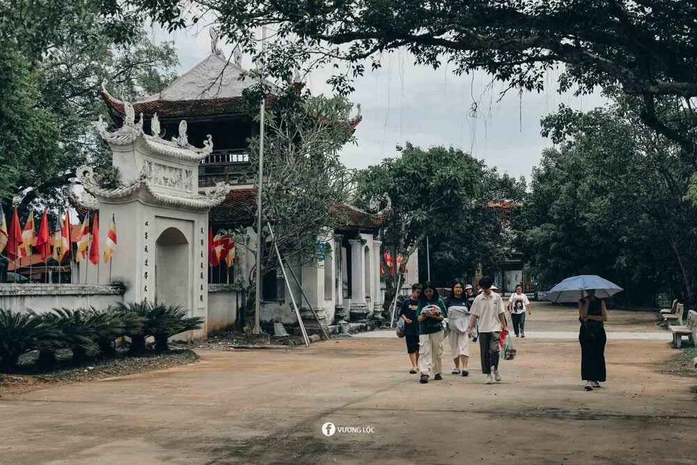 Hiện, chùa Đậu là điểm di tích thu hút đông đảo du khách trong và ngoài nước đến tham quan, chiêm bái. Ảnh: Vương Lộc