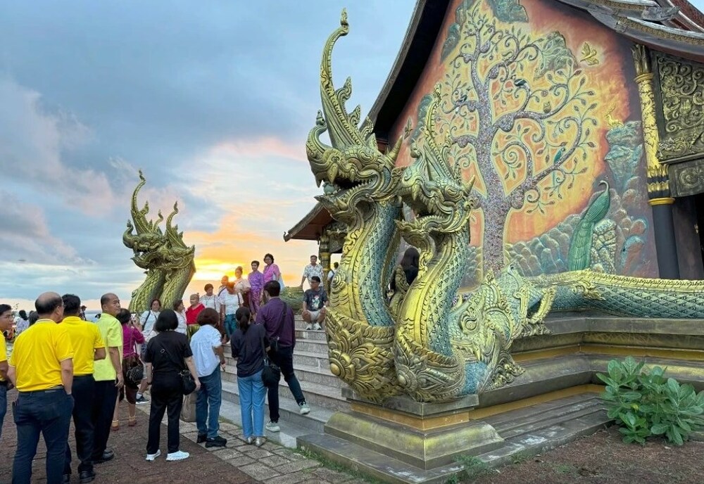 Wat Sirindhorn Wararam - Tọa lạc trên đỉnh núi Phu Prao, huyện Chong Mek, tỉnh Ubon Ratchathani (thuộc vùng Đông Bắc Thái Lan)