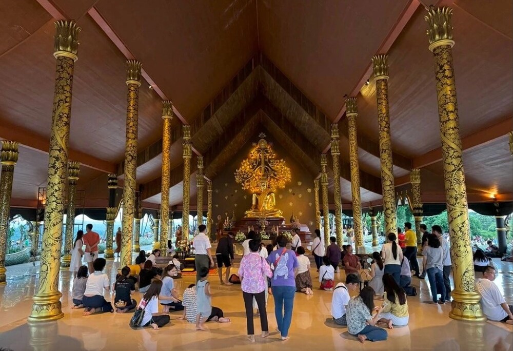 Chánh điện được mô phỏng theo chùa Xieng Thong của Lào, nhưng rộng hơn gấp đôi và dài gấp đôi. Mỗi cột đều được vẽ bằng tay, các họa tiết lấy từ Phật giáo