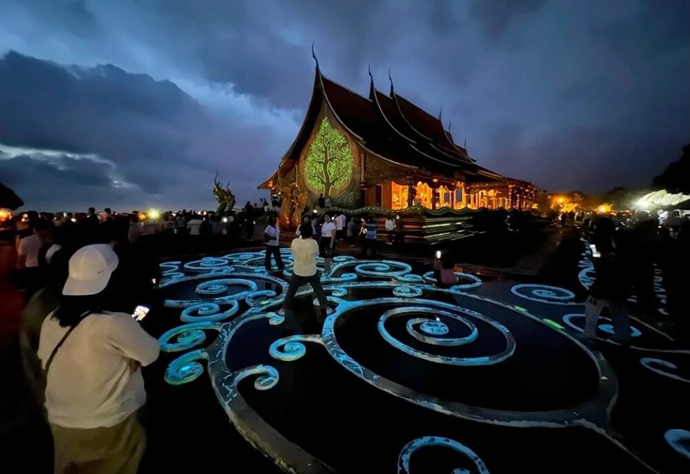 Lấy cảm hứng từ 'Cây linh hồn' (Tree of souls) trong bộ phim bom tấn Avatar, một kiến trúc sư đã sử dụng lưu huỳnh để phủ lên các họa tiết trên tường và dưa Wat Sirindhorn Wararam. Ảnh: Lê Nam