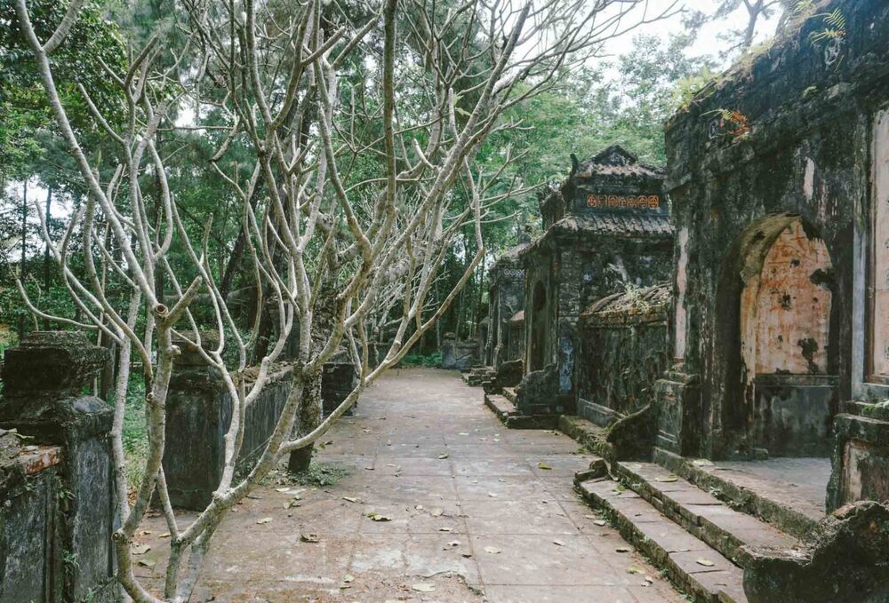 Chùa Từ Hiếu còn nổi tiếng bởi nơi đây có lưu giữ phần mộ các quan thái giám triều Nguyễn. Ảnh: Nguyên Phong