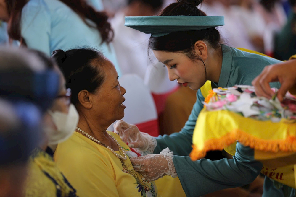 Bông hồng cài áo mùa Vu lan. Ảnh: H.S