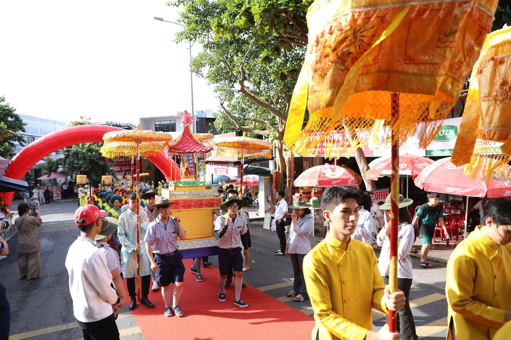 Lễ hội Vu lan báo hiếu Ngũ Hành Sơn năm nay diễn ra từ ngày 12 - 14/8 (nhằm ngày 9, 10 và 11/7 năm Giáp Thìn) với 2 phần lễ và hội hòa quyện với nhau. Ảnh: H.S