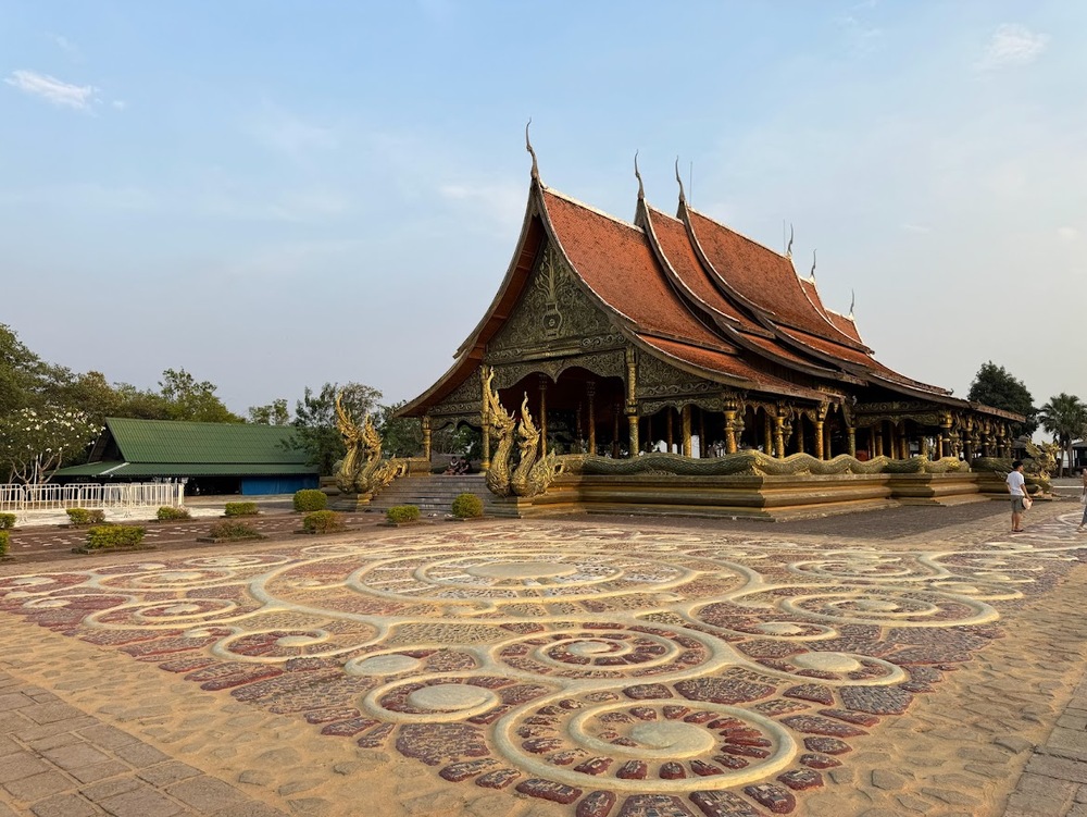 Một trong bốn cổng vào Wat Phu Prao trong ánh hoàng hôn.